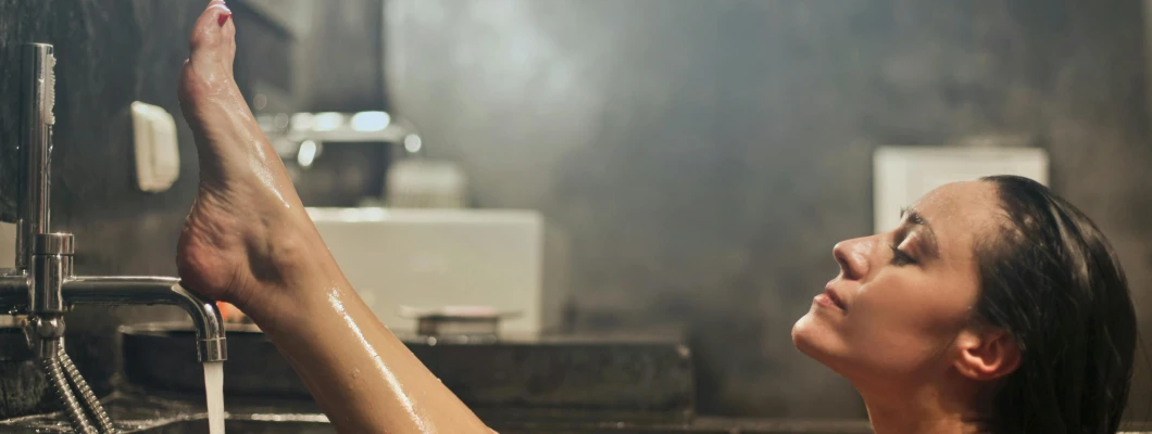 Depilacija nog in naravna nega kože po odstranjevanju dlačic