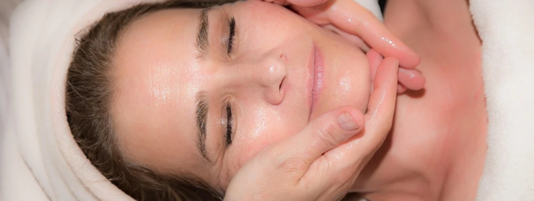 Lepotna ali obrazna masaža doma – popolna nega obraza za sijočo in zdravo kožo
