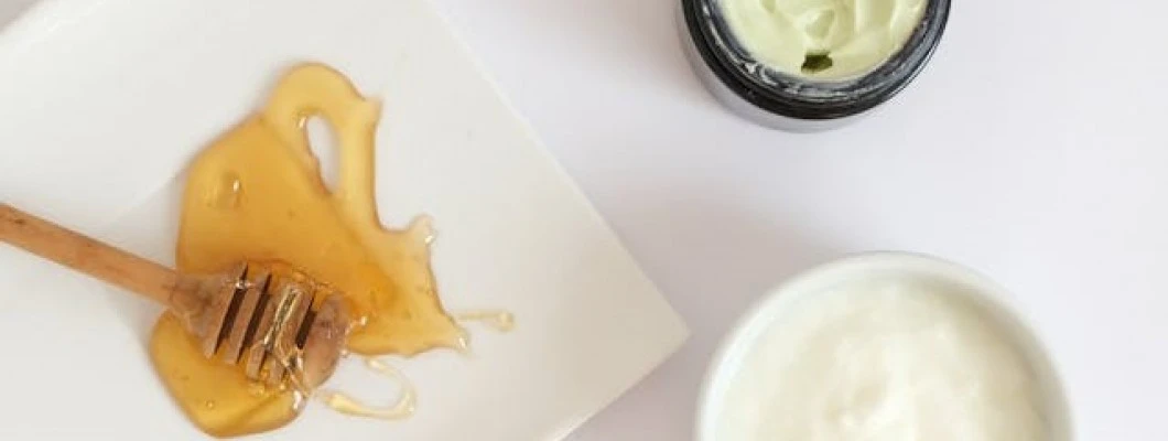 Naravna maska za sijočo kožo: Med in rumenjak za popolno nego