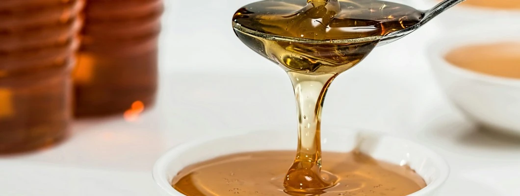 Naravni lepotilni recepti: Med, mleko in domači pripravki za lepoto