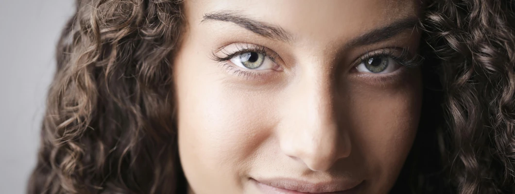 Prevelike in zamašene pore na obrazu: vzroki in naravne rešitve, ki delujejo