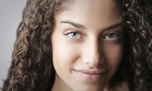 Prevelike in zamašene pore na obrazu: vzroki in naravne rešitve, ki delujejo