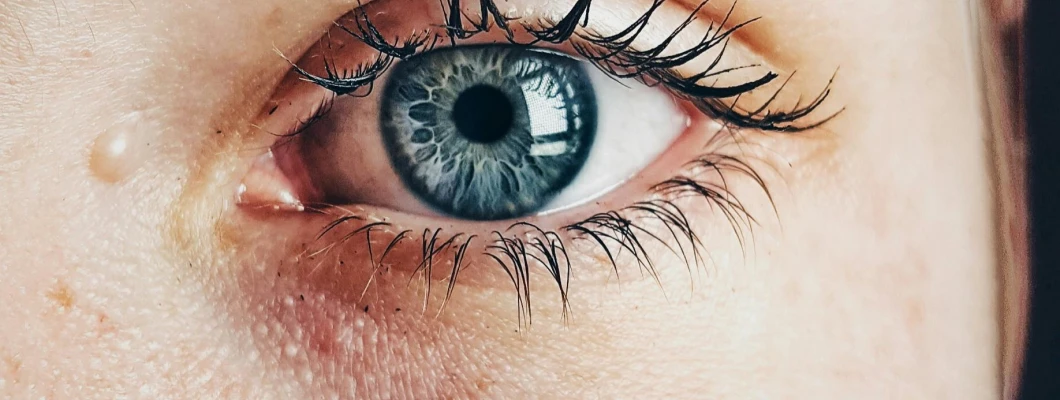 Prve gube: Zakaj nastanejo, kako poteka staranje kože in kako ga lahko upočasnimo