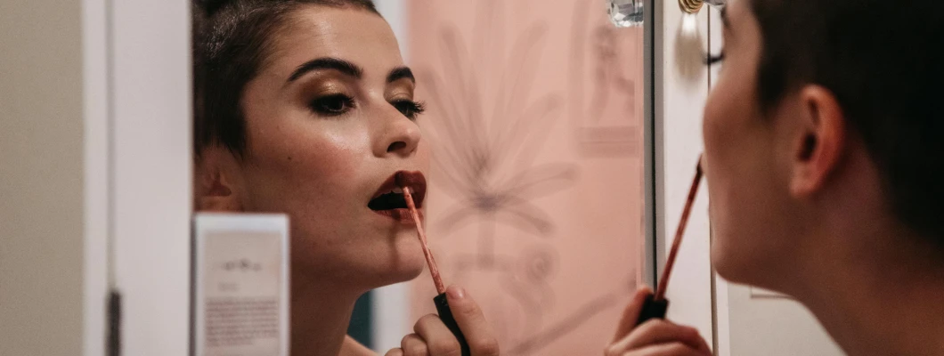 Pomlad naj traja skozi vse življenje: skrivnosti nege kože in lepote v zrelih letih