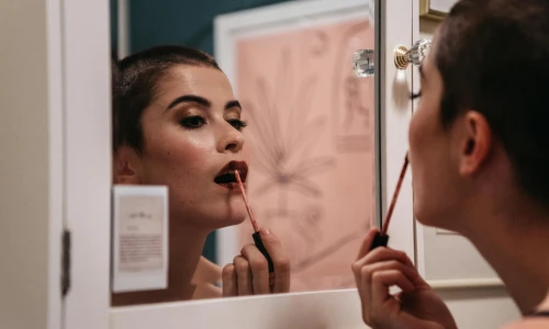 Pomlad naj traja skozi vse življenje: skrivnosti nege kože in lepote v zrelih letih