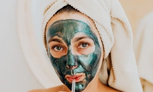 Vodnik nanosa maske in losjona na obraz