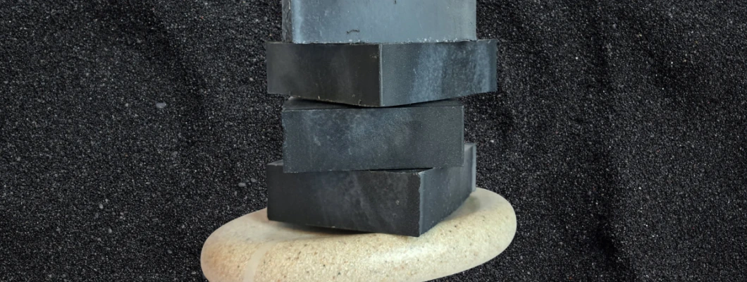 Aktivirano oglje v kozmetiki: kako deluje in zakaj je tako priljubljeno